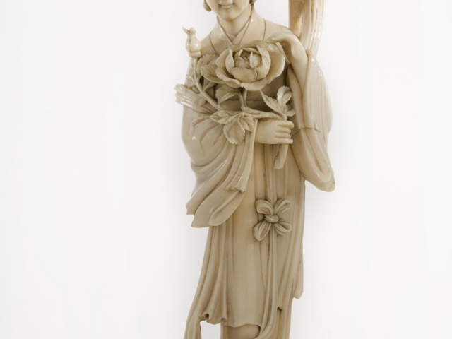 Antiek Boschboom Kerst Expositie 2016 Ivoren sculptuur van een hofdame, China 19de eeuw;